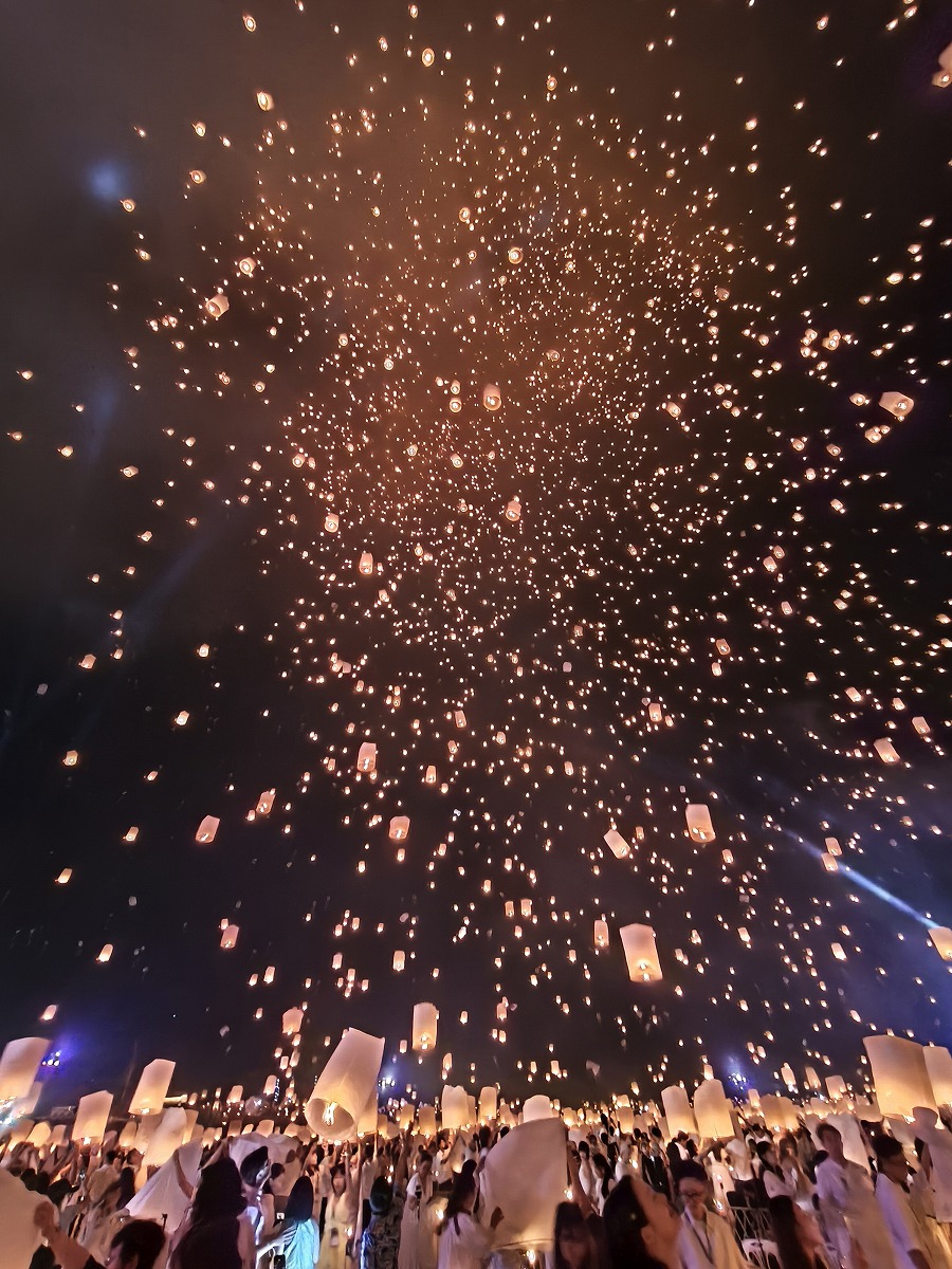 チェンマイ・コムローイが感動。今までの人生経験トップ3に入るかも。