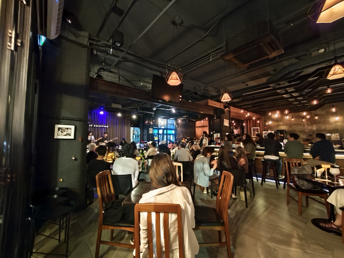 韓国焼肉食べ放題、ジャズバーなど