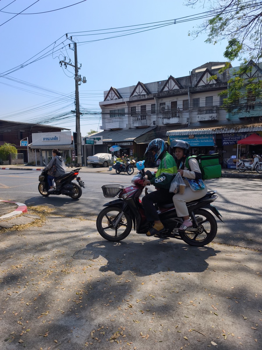 タイ人に助けてもらいました/自分は半年でその場所が飽きる