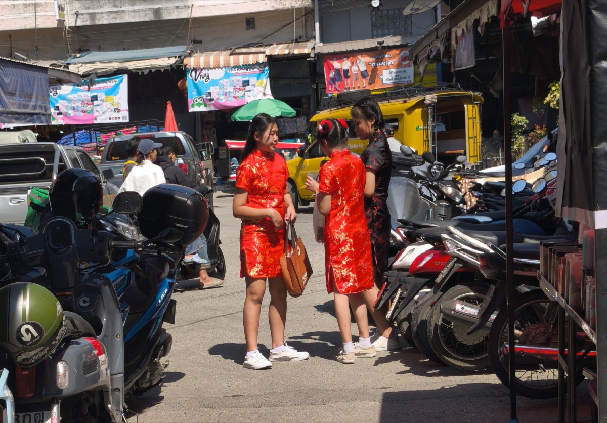 朝3時から爆竹で起こされる。